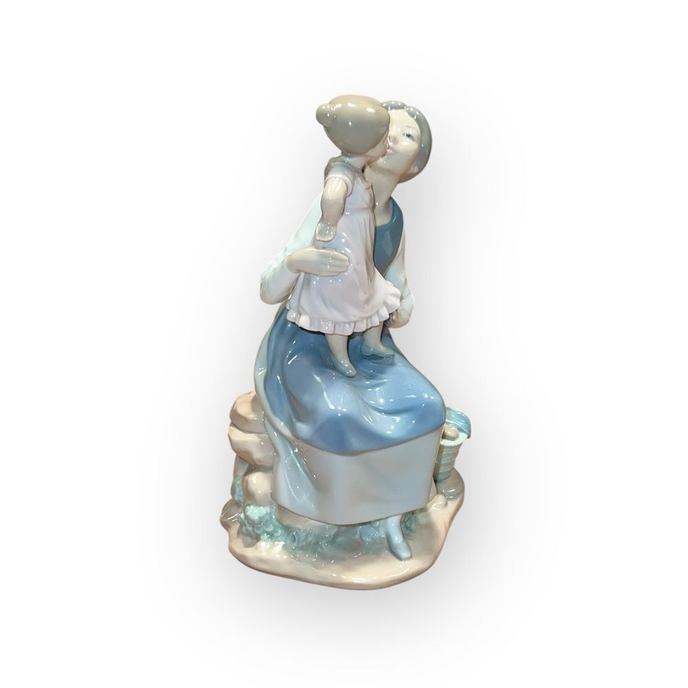 Lladro Nao Rare Retired “The Pampering” Porcelain Art - Picture 3 of 10